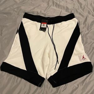 NWT NIKE AIR JORDAN FLIGHT FLEECE SHORTS BLACK WHITE. AV2294-100. MEN’S SIZE L